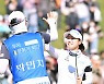 [ST포토] 박민지 '캐디와 우승 하이파이브'