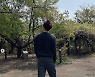김우빈, 다리 길이가 어디까지야..♥신민아가 반한 뒤태