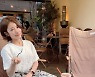 '돌싱글즈2' 김은영, 강아지 안고 카페에서 누리는 여유.."닭갈비 먹고 광합성"
