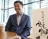 인터뷰 하는 허선행 세종학당장