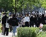 맑은 날씨에 붐비는 경의선숲길