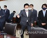 자리로 향하는 추경호 부총리와 경제관계 장관