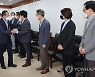 경제관계 장관들과 인사하는 추경호 부총리