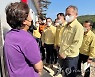 산불 이재민 위로하는 행안부 장관