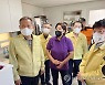 산불 이재민 사는 조립주택 둘러보는 행안부 장관
