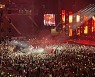 무대 오른 NCT드림에 열광하는 유럽 K팝 팬들