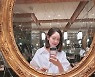 '안성현♥' 성유리, 명품 C사 가방+미니 스커트 입고..출산 4개월만 완벽 라인[TEN★]
