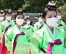 [포토]족두리 쓰고 아름답게
