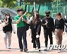 장미꽃 들고 캠퍼스 걷는 학생들