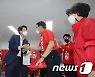 이준석 대표에 빨간 운동화 선물받은 허향진 후보