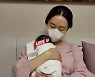 출산 1달 차 이정현, 딸 품에 안고 "모유 수유 시작"..붓기 1도 없네[★SNS]