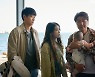 '브로커' 송강호·강동원·이지은, 흐뭇한 미소 자아내는 특별 케미 눈길