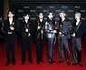 BTS '빌보드 뮤직 어워즈' 3관왕.. "21세기 팝 아이콘 입증"