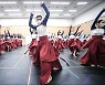 [영상] K팝 그룹 못지 않은 칼군무..다시 태어난 전통 의식무 '일무'