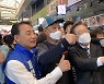 이재명, 계산전통시장서 시민과 기념촬영