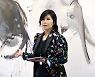 유현경 작품 'Family1' 설명하는 백운아 이길이구 대표