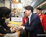 상인들과 인사하는 이준석 국민의힘 대표