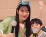 신민아, 아들이랑 이렇게 친했어? '♥김우빈'도 질투할 케미!