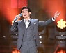 조명섭, '턱시도가 잘 어울려' [사진]