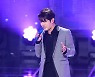 열창하는 김중연 [사진]