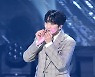 황윤성, '손가락 하트에 키스 담아' [사진]