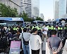 전장연, 용산 도로 한복판서 시위..출근길 교통 혼잡