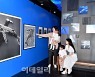 [포토]서울스카이, 오픈5주년 기념 '나는 고래' 미디어아트 특별전 열어