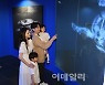 [포토]관람객 눈길 사로잡는 고래