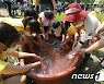 모내기 마치고 손 씼는 어린이들