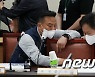 이야기 나누는 이동호&정문주 최저임금위원회 위원
