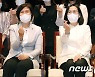 손가락 하트 만든 김현숙 신임 여가부 장관