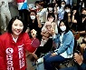 [i동네방네]아산 시의원 개소식에 온 '엄마들'