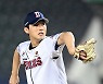 [포토]연장 11회초 마운드 오른 홍건희