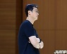 [JB포토] 선수들의 훈련을 지켜보는 하나원큐 이한권 코치