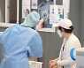 오미크론 하위 변이 BA.4·BA.5 국내 첫 확인..유행 감소세 둔화
