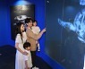 [포토] 온 가족이 즐기는 미디어아트전 '나는 고래'