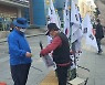 [42주년 5·18 이모저모] "요즘 태극기가 잘 안팔려"