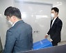성남FC 압수품 옮기는 경찰