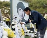 '이세종 열사에 헌화하는 김관영 전북도지사 후보'