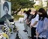 이세종 열사를 향해 묵념