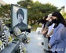 '이세종 열사 추모비에 묵념하는 학생들'