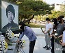 '이세종 열사 추모식 찾아 헌화하는 학생들'