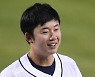 [ST포토] 김민혁 '미소로 마무리'