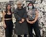 탑, '아트콜렉터' 한다더니..그림 앞에서 '행복 미소'