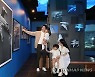 17일 서울 송파구 롯데월드타워 서울스카이를 찾은 시민들이 미디어아트 특별전 '나
