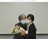 꽃다발 받는 정은경 질병관리청장