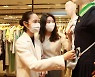 여름 앞두고 백화점 4사 '시즌오프' 총공세.."명품 수요 이어진다"