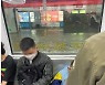 中 항저우 지하철역 천장서 물 쏟아져..호숫물 유입 '물바다'