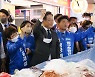 상인과 인사 나누는 이재명 후보
