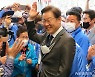 인천 현대시장 찾은 이재명 후보